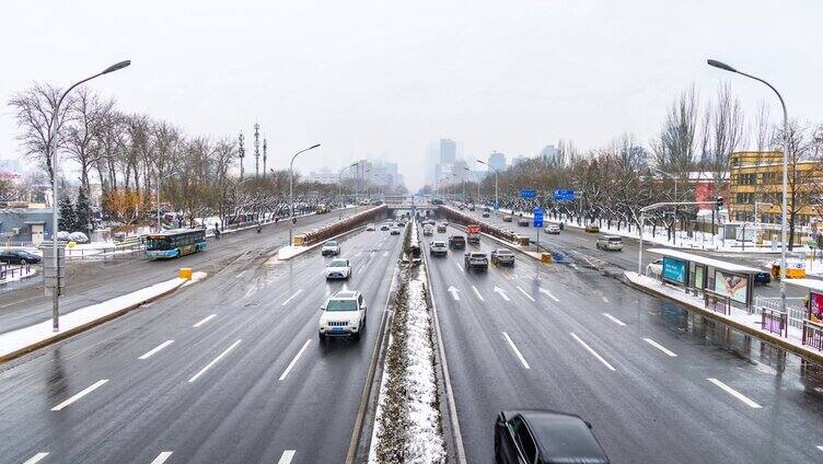 北京冬季白天下雪天三环路车流
