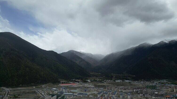 西藏林芝雪山