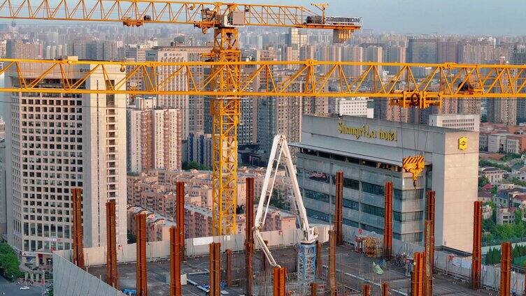 城市建筑施工高空大吊车塔吊