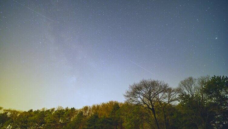 夜晚山林树木星空星空延时