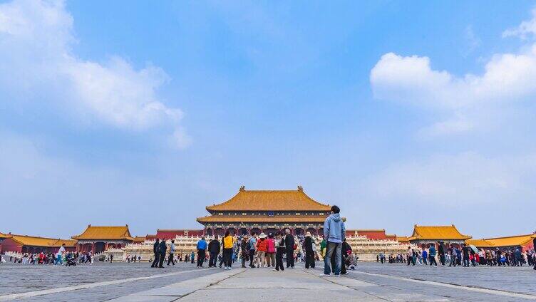 北京故宫博物院蓝天白云与参观游览的人群人