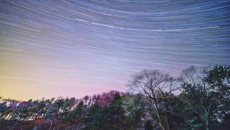 夜晚山林树木星空星轨延时