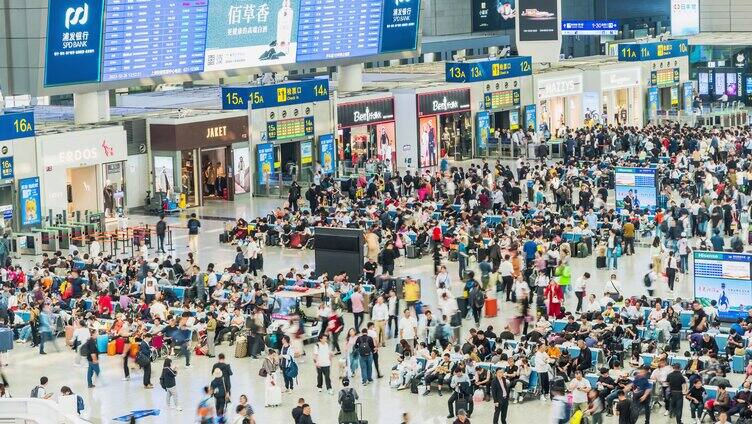 京沪高铁上海虹桥火车站候车室流动的人群