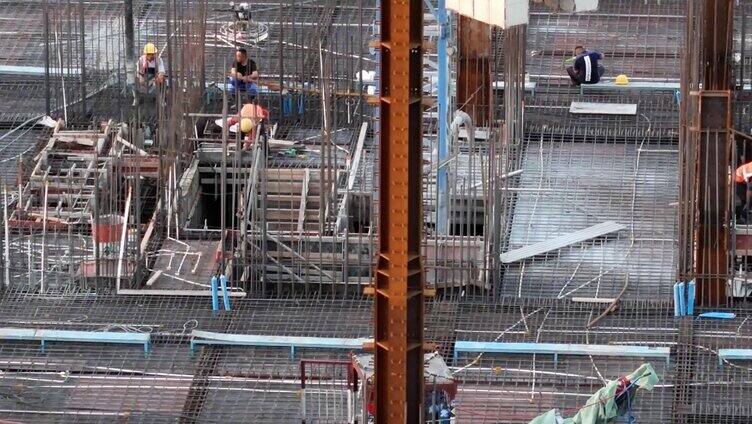 高空塔吊建筑工人生产劳动