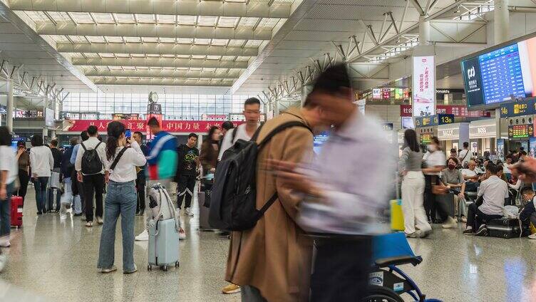 京沪高铁上海虹桥火车站候车室流动的人群