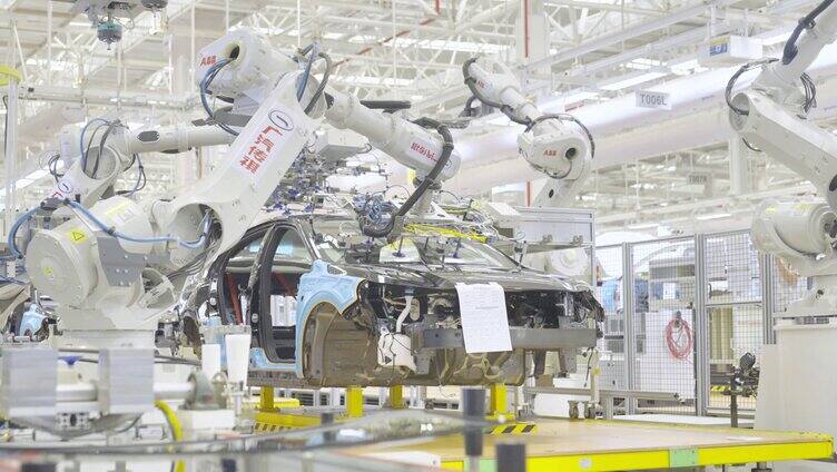 新能源汽车产业机械臂生产车间智能自动化