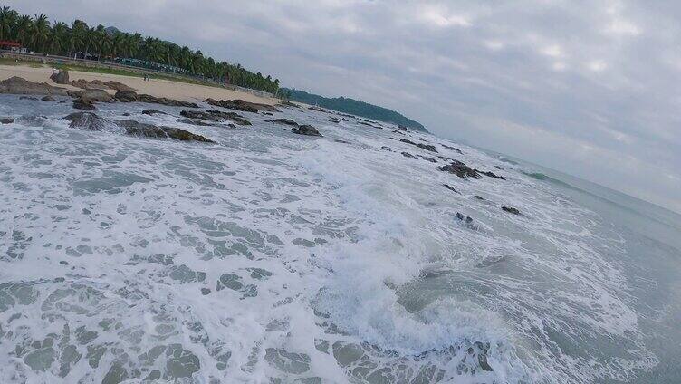 穿越机海边航拍礁石浪花惊涛骇浪