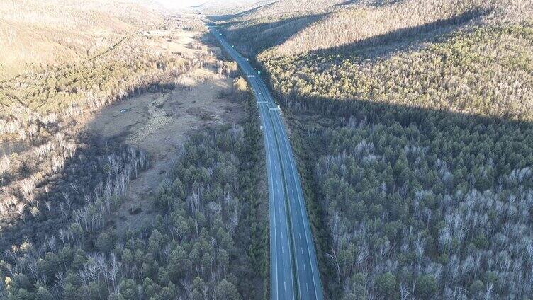 穿越兴安岭森林的绥满高速公路