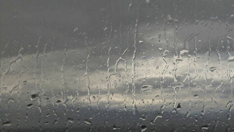 雨滴顺着玻璃流下