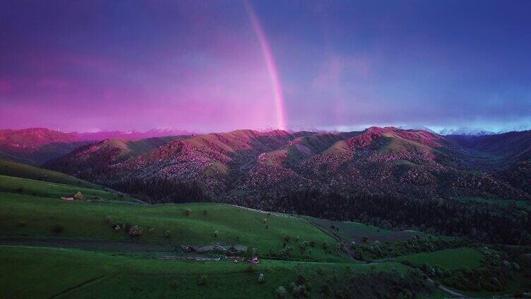 草原上的彩虹晚霞