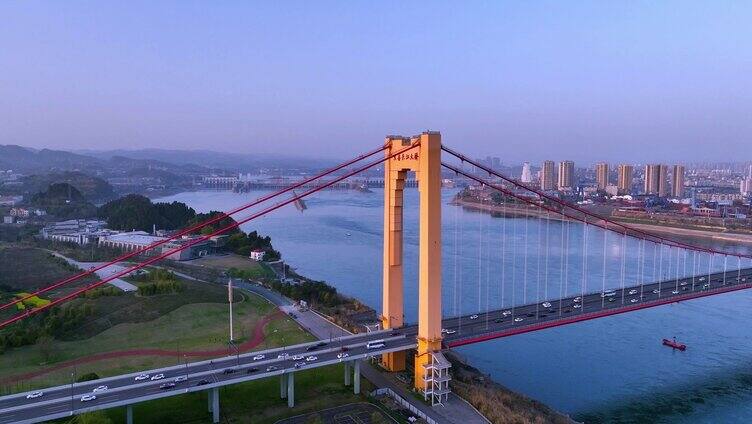 航拍宜昌市至喜长江大桥夕阳下迎来车流高峰