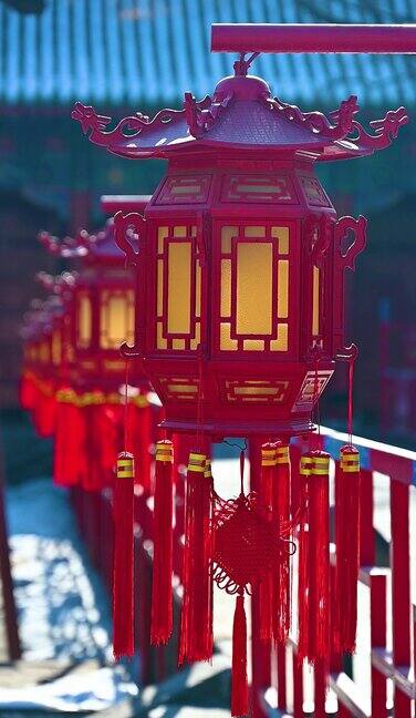 寺庙中国红宫灯随风摇摆