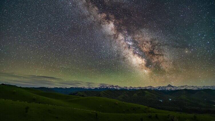 新疆伊犁大草原的银河星空延时
