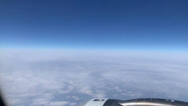 飞机起飞飞行途中窗外景色云层