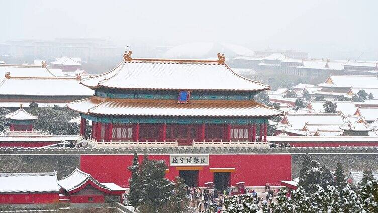 北京冬季下雪天故宫博物院古建筑群风光