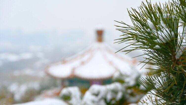 北京景山公园冬季下雪天古建筑风光