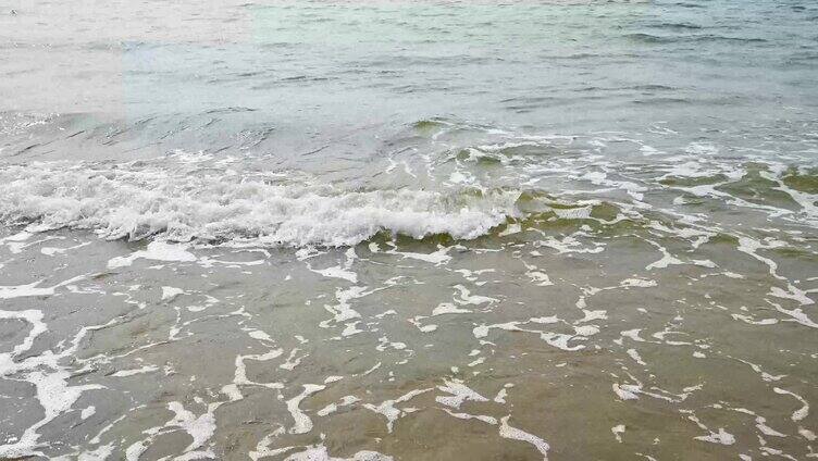 海浪拍打沙滩