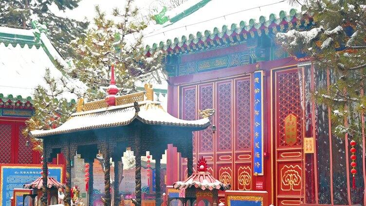 北京冬季下雪天寺庙烧香祈福庙宇风光