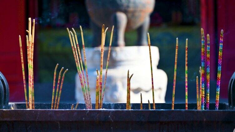 冬季下雪天寺庙烧香祈福庙宇风光