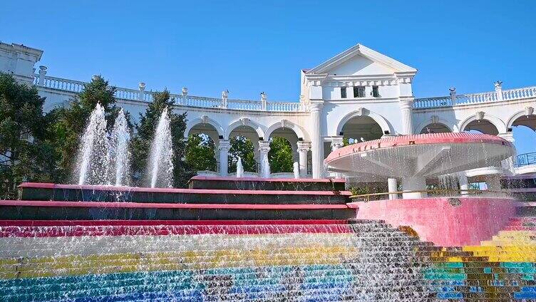 白色建筑和彩虹喷泉