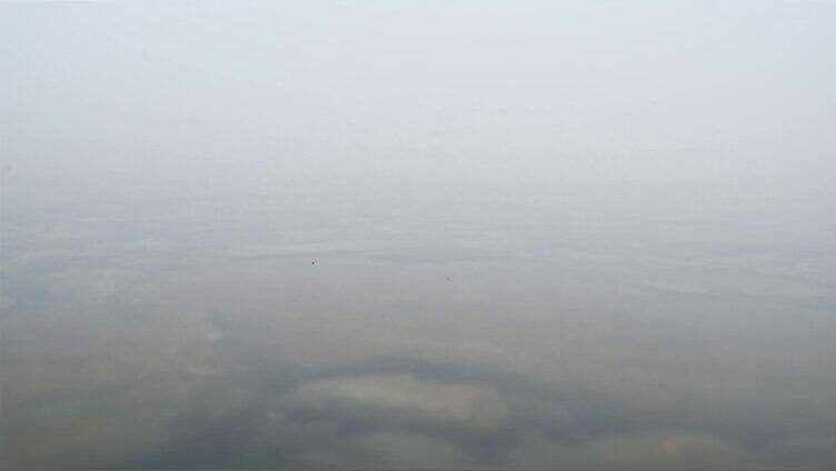 江边晨雾水面