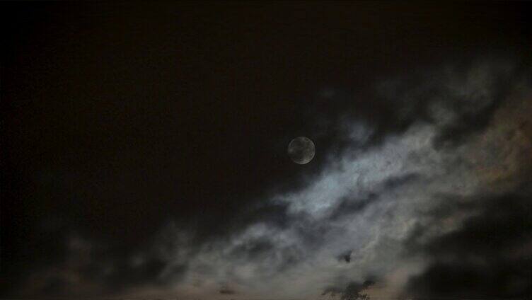 夜黑风高晚上满月与云特写