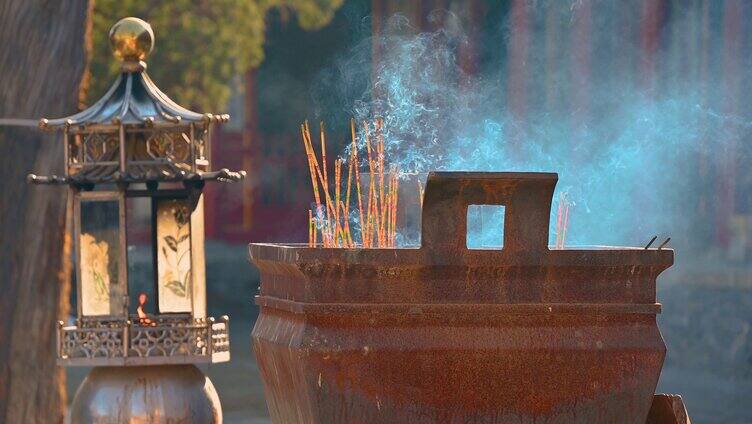 北京冬季下雪天寺庙烧香祈福庙宇风光