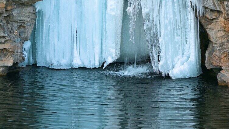 冬季湖面瀑布结冰