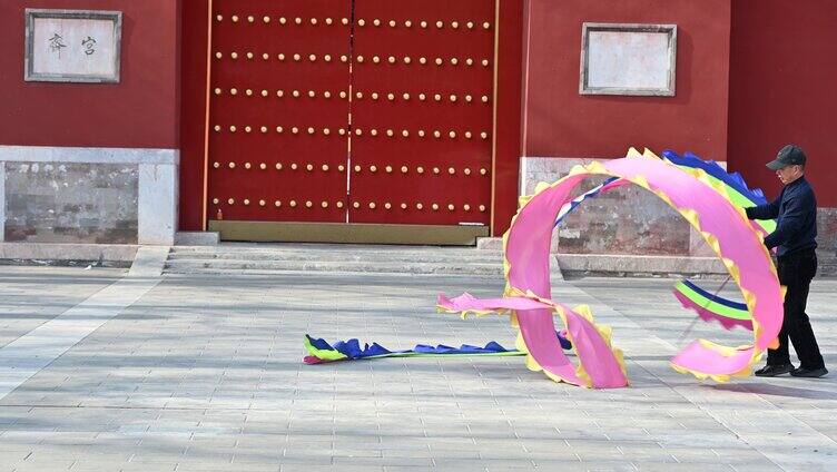 北京地坛公园民俗表演舞龙的老艺人