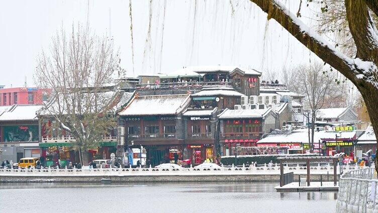 北京冬季什刹海雪中城市风光