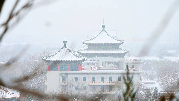 北京景山公园冬季下雪天古建筑风光