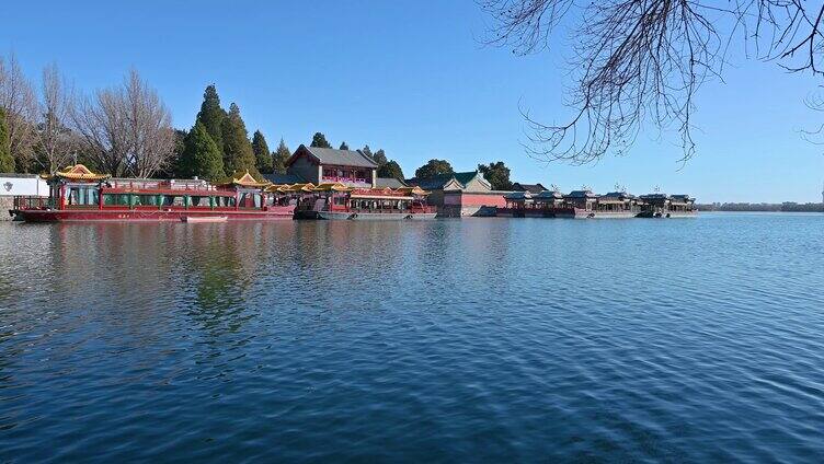 北京冬季颐和园蓝天下建筑与湖面风光