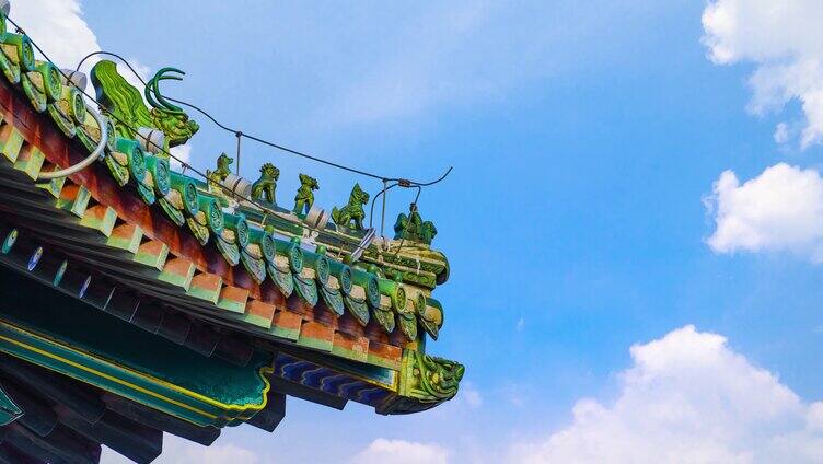 中国古建筑屋檐脊兽蓝天白云和延时