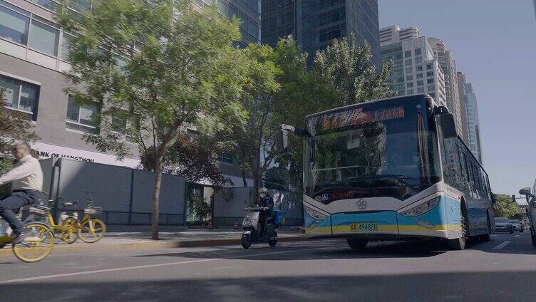 低碳出行 新能源公交车行驶的公交车 