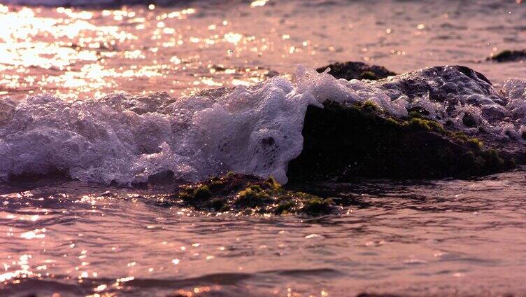 超高速唯美落日逆光夕阳 逆光海浪拍打礁石