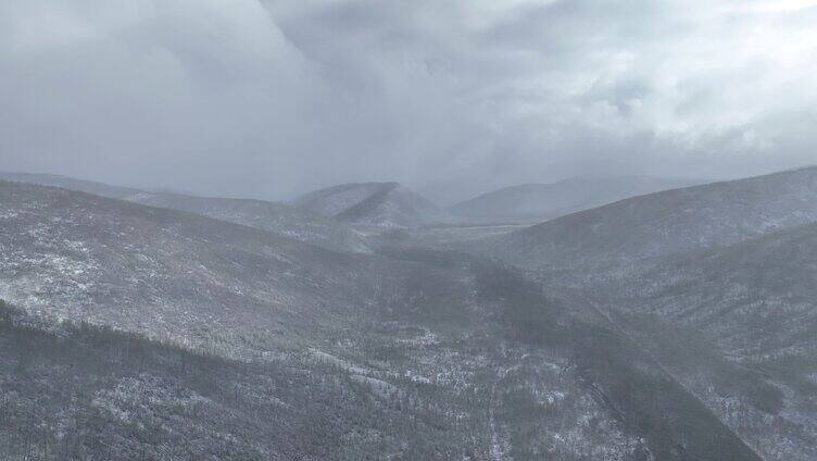 航拍大兴安岭春季降雪山林雾凇