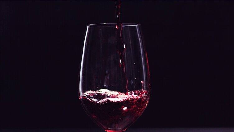 红酒倒入杯中慢动作
