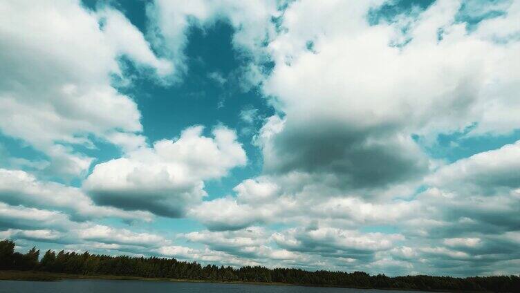 延时摄影湖泊河流蓝天白云飘动绿色森林