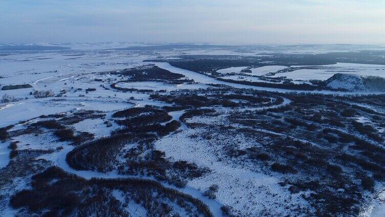 冰雪覆盖的内蒙古扎敦河湿地