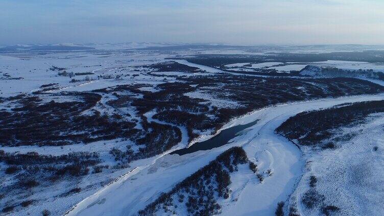 冰雪覆盖的内蒙古扎敦河湿地