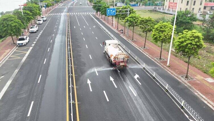 洒水车清洗道路