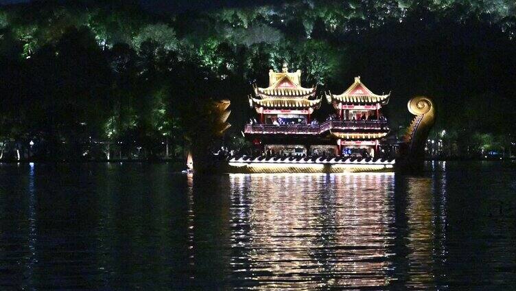 杭州西湖夜晚的游船
