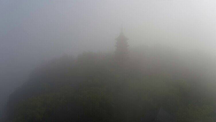 云雾中的宝塔