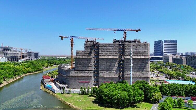 航拍上海临港新片区大开发建设工地 吊机