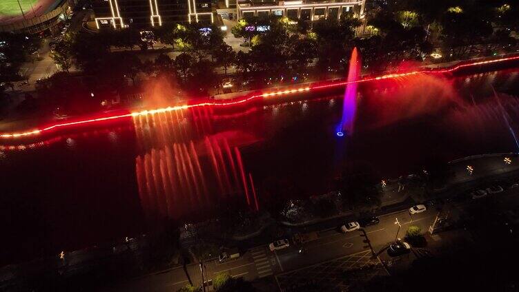 县城里夜晚上映的音乐喷泉亮化灯光水幕场景