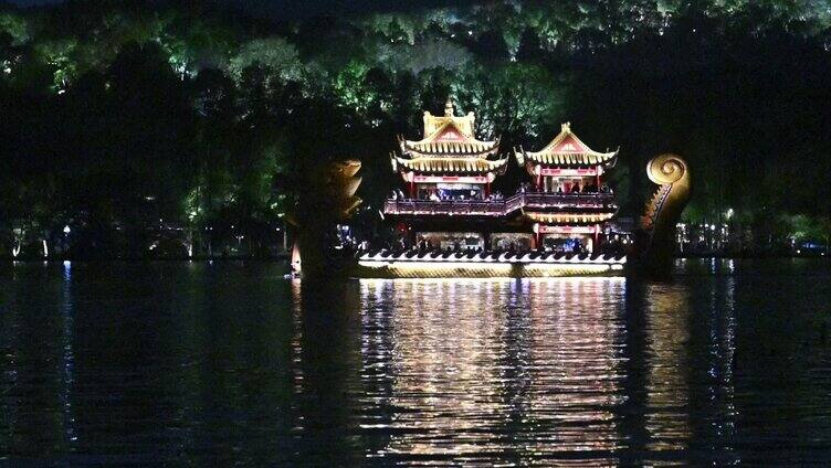 杭州西湖夜晚的游船