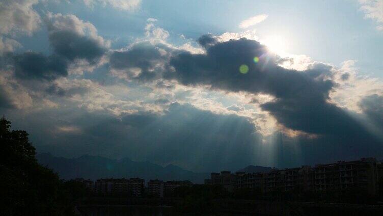 耶稣光云层盖过光束十分壮观