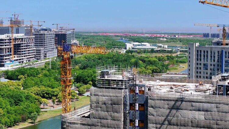 航拍上海临港新片区大开发建设工地 吊机