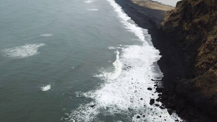 海浪拍打着海岸