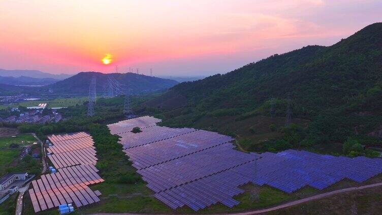 山坡航拍夕阳下新能源太阳能光伏发电站